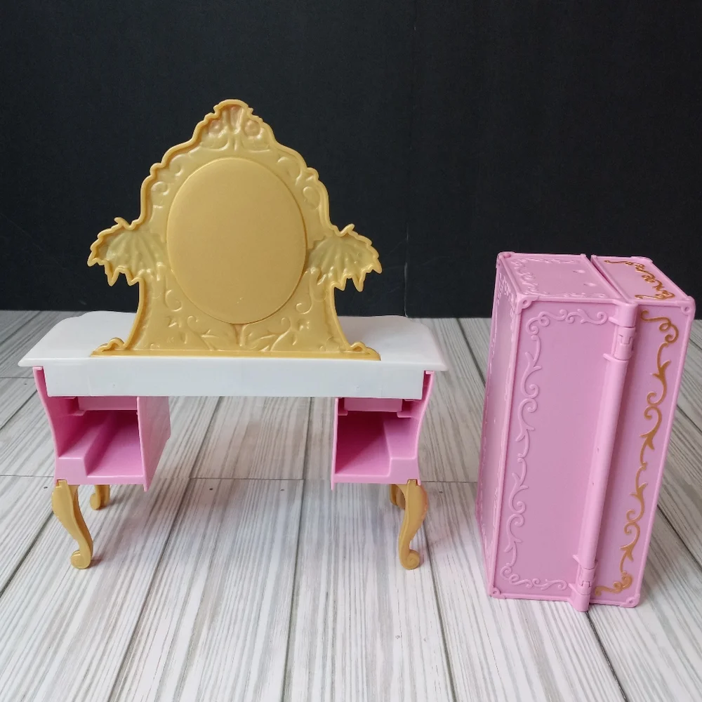 Barbie Island Princess Vanity Desk & Wardrobe Trunk